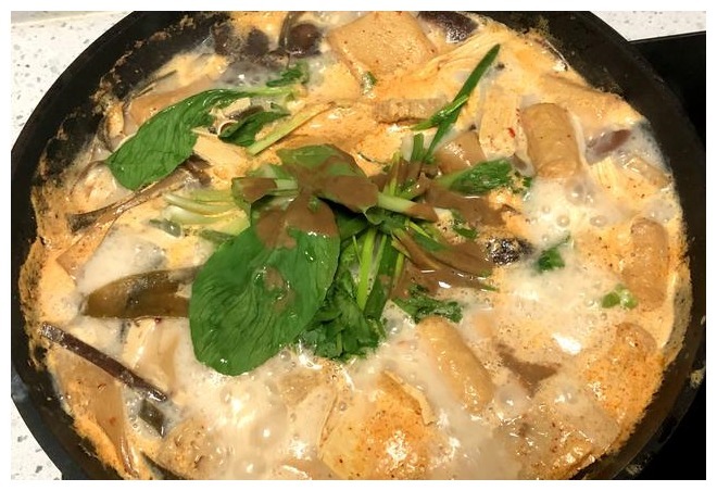 麻辣烫太贵吃不起，教你正确做法，10元做1锅，夫妻俩人吃到撑