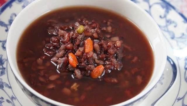 黑米粥怎么煮好吃？秘訣在這里，這樣煮軟糯可口，喝起來唇齒留香