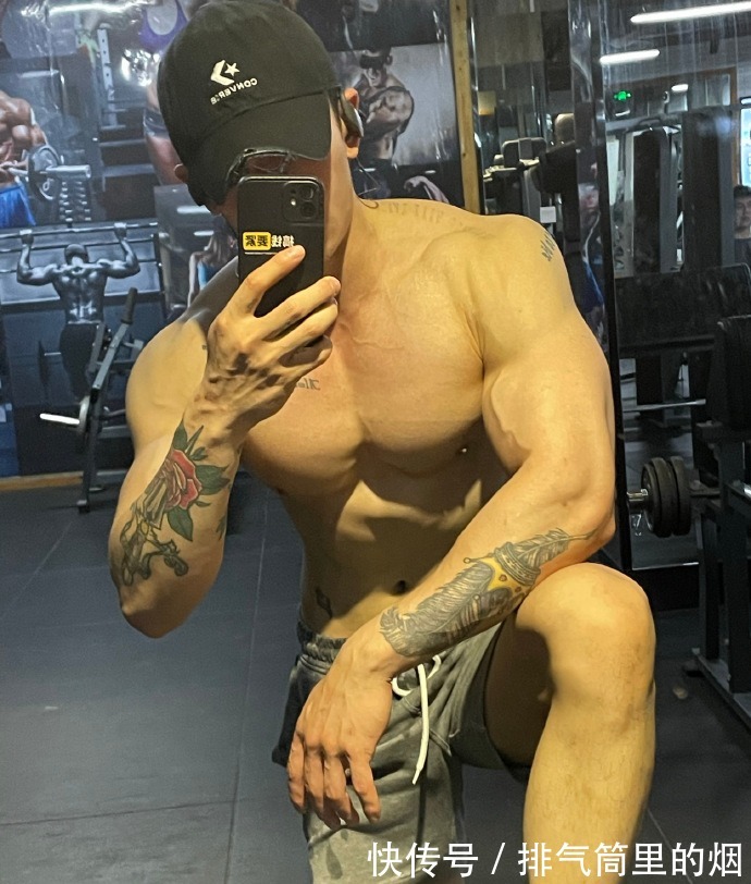 自律|健身房里披荆斩棘的哥哥，腹代表自律，背代表毅力，胸代表力量！