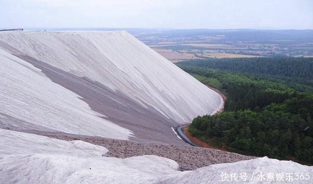 开发公司|世界最大盐山，由3亿吨盐组成，游客必须带一包盐才能走