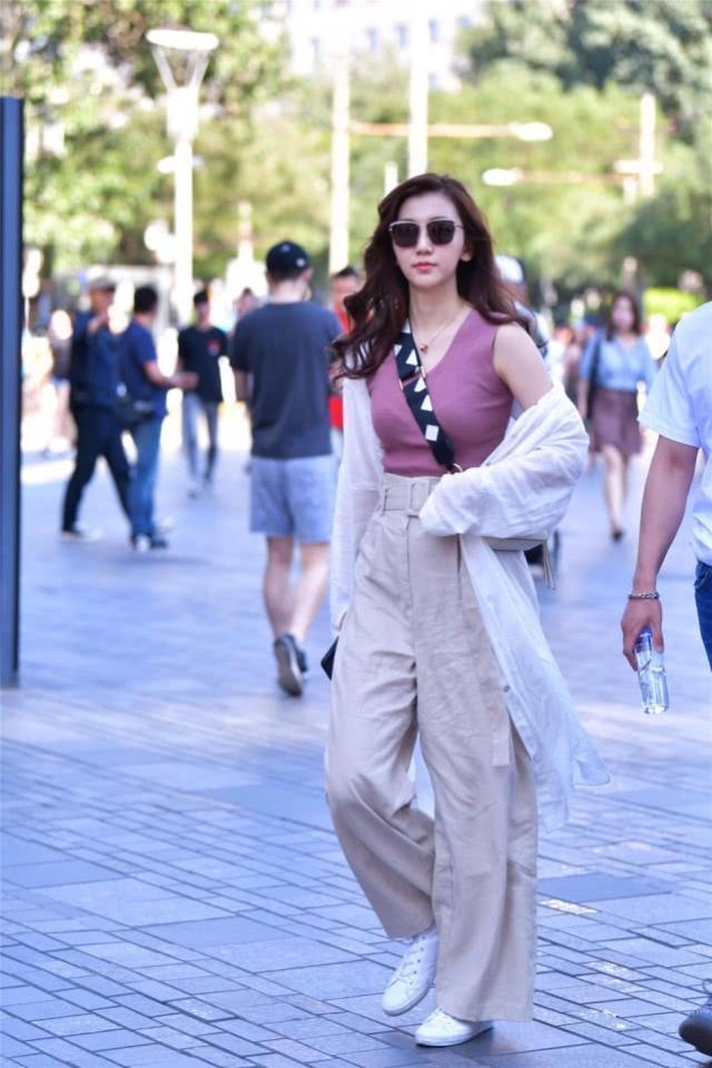 小姐姐|街拍可爱的小美女,白色T恤+牛仔短裙,小姐姐腿型很好看