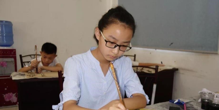 硬笔书法!孩子上四年级,练了四年硬笔书法,看到成品,妈妈:我先哭一会