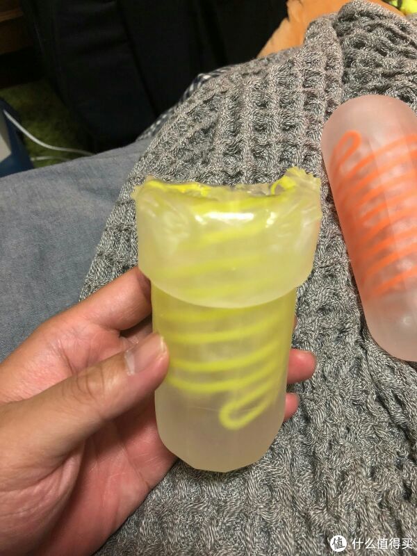 过安检后候机区通常都有热水饮水器,可以自己接热水2空水杯能带上飞机