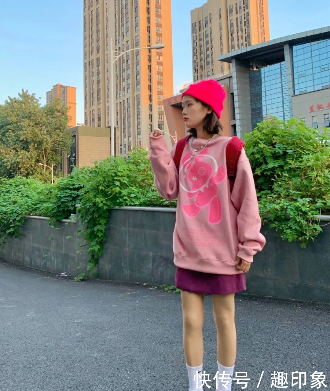 薄卫衣+半裙、衬衫+马甲,这才是今春最潮穿搭