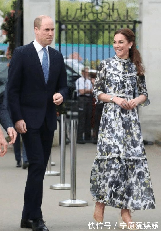 凯特 莱后和凯特同穿蓝色印花裙一个裙子太松垮显胖,另一个活泼娇媚