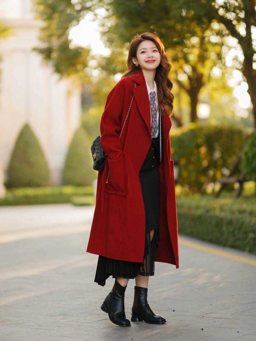 不过膝 降温了,红色大衣竟然这么气质,一看就离不开的穿搭,喜庆又显白
