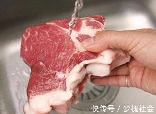 老板|解冻肉时，最忌直接泡水！肉贩老板教你一招，肉质鲜嫩不腥柴！