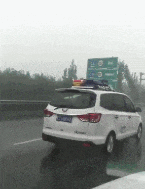 |搞笑GIF:笑死宝宝了,驾驶证买的吗?