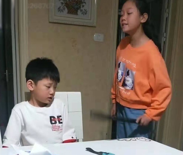 大宝|“暴躁姐姐”在线教育弟弟,父母不敢帮儿子求情,网友:女中豪杰
