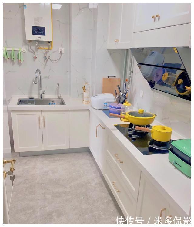 石膏线|她家88平米,全屋刷乳胶漆,石膏线做背景墙,效果太漂亮温馨了