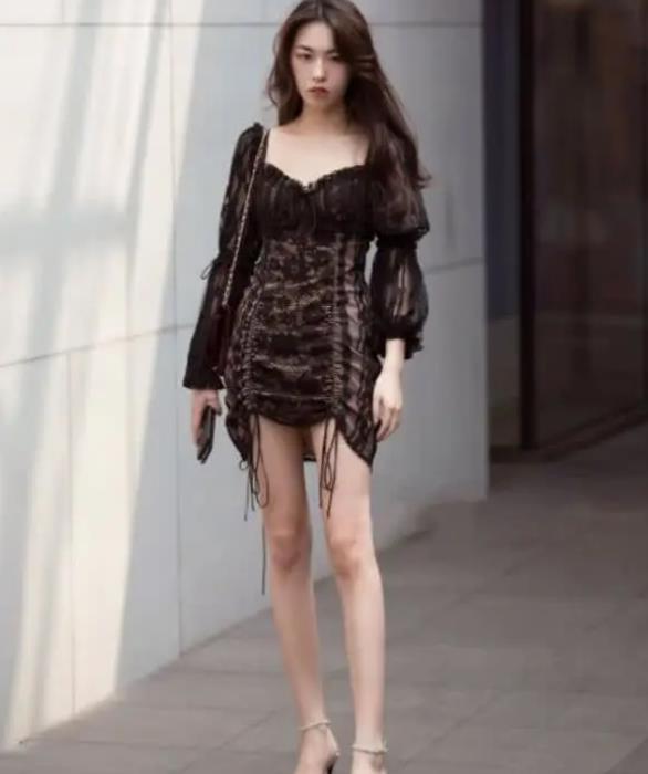 街拍:身材苗条时尚靓丽,轻盈柔美的连衣裙很显青春风姿