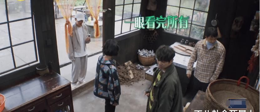 《向往5》开播，何炅秃顶戴假发，47岁的他终究是老了