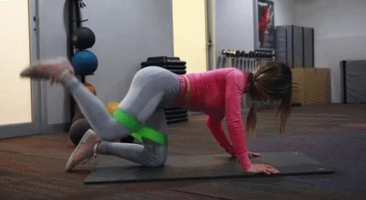 双腿|居家翘臀养成计划,徒手+弹力带动作,让你练出饱满翘臀