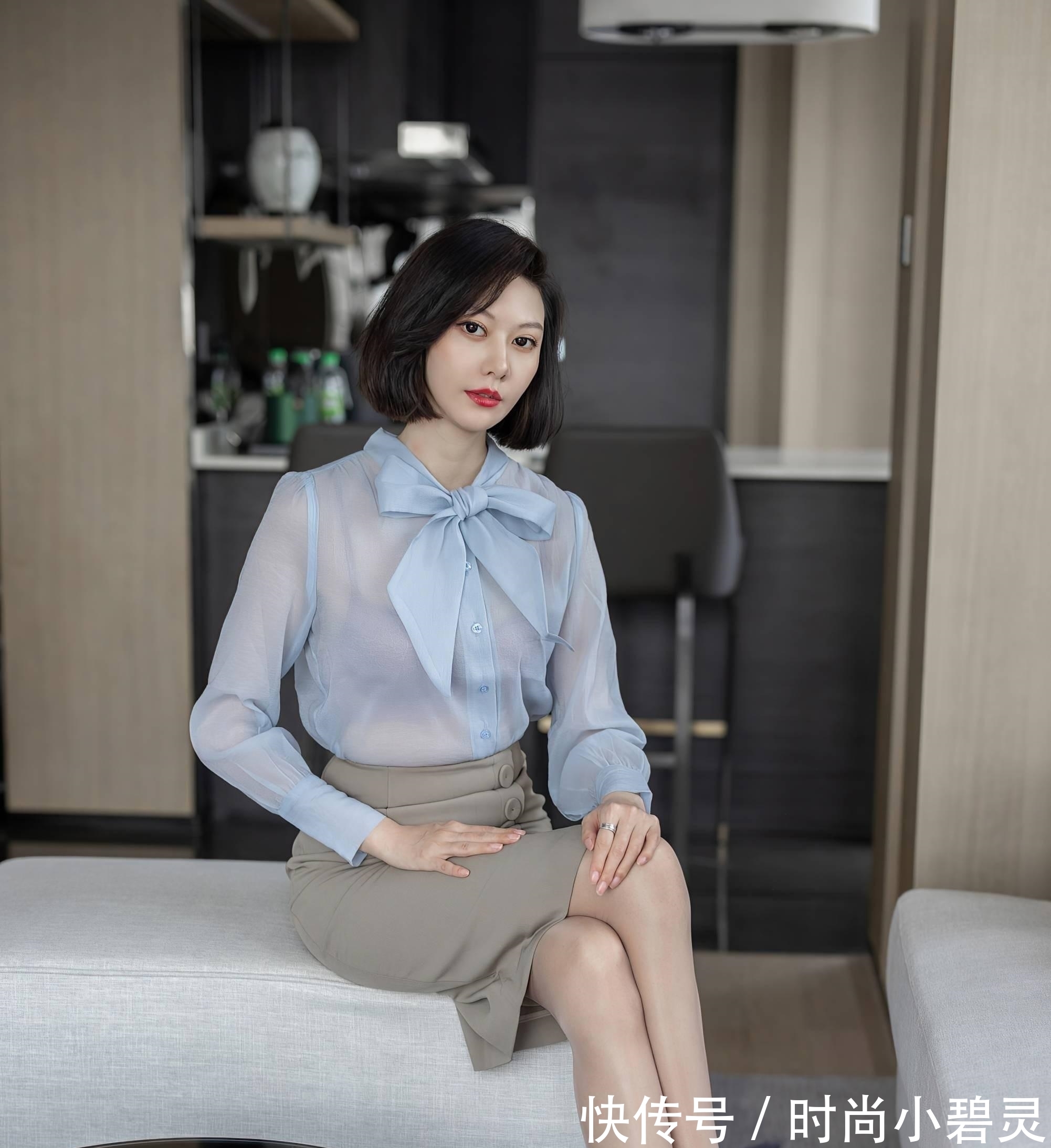 衬衫 略透的淡蓝色衬衫+半身裙搭配同样略透的高跟鞋穿出不一样的美