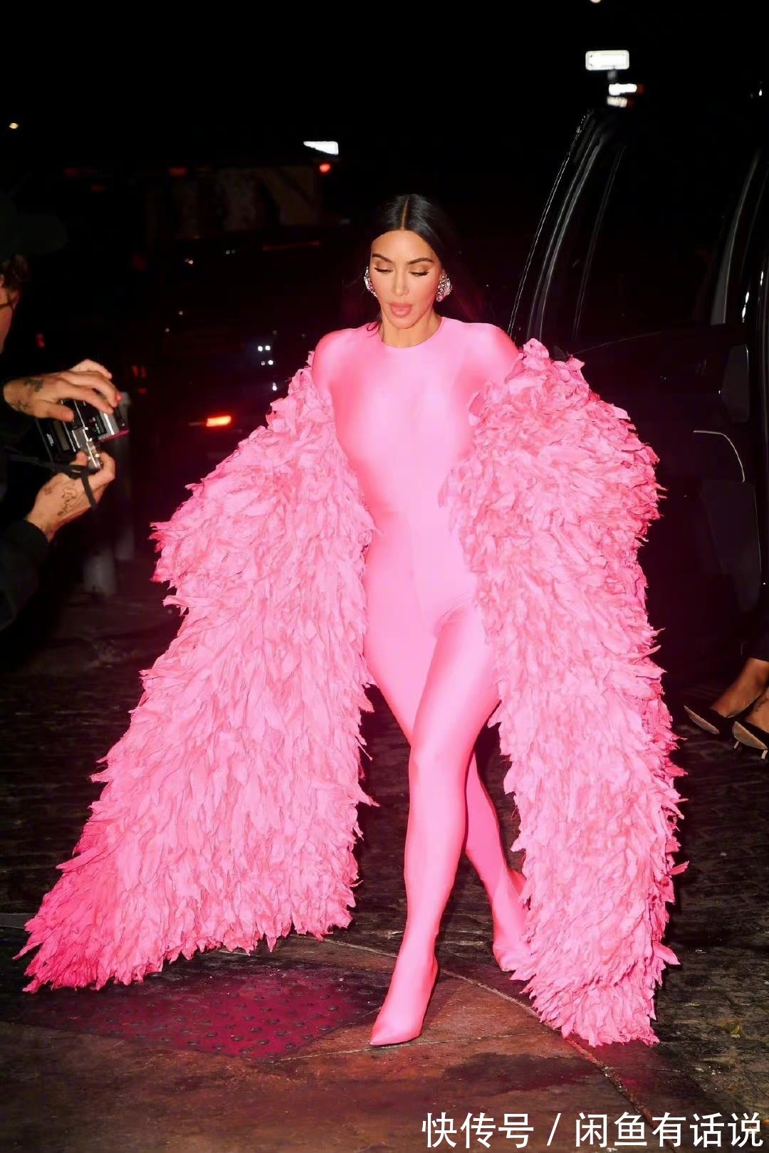 穿搭|卡戴珊向来敢穿,穿紧身连体衣秀身材,配玫红羽毛披肩像鸡毛掸子