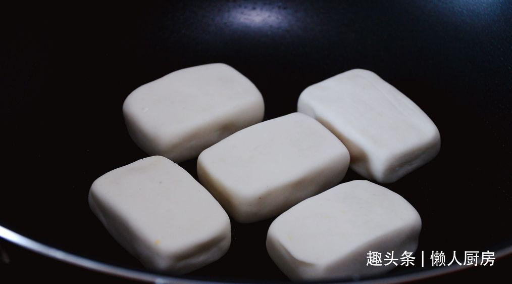 年糕不用买,撒点糯米粉,加点热水自己做,咬一口,还会爆浆