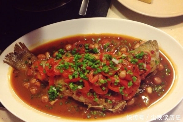 去鱼鳞别再用菜刀！大厨教你，加一些它，鱼鳞自己往下掉，好用！