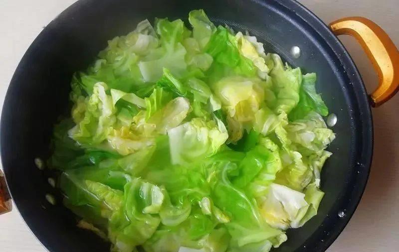 包菜焯水|包菜换种做法,比手撕包菜还香,又香又下饭!美味可口,非常美味