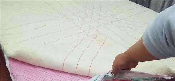 被子总在被罩里“乱跑”别用针缝，教你这个实用小方法，很服帖