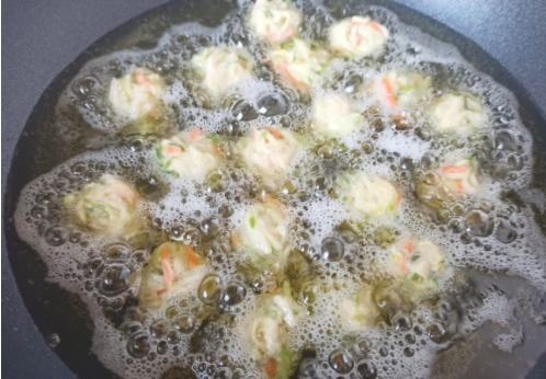 丸子|这才是萝卜丸子的传统做法,外酥里嫩,不加一滴水,凉了也不会硬