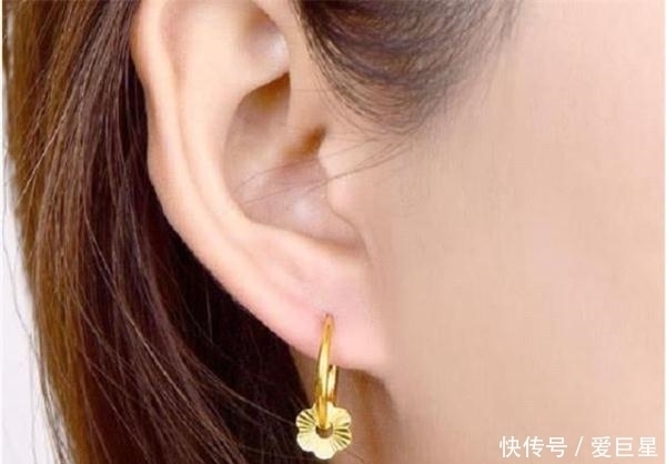 购买黄金耳钉时，是选弯针的好还是直针的好？金店老板一语道破