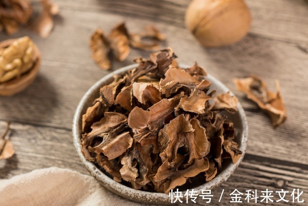 分心木|核桃里面的“分心木”,是个好宝贝,用来泡水喝,会有四个好处!