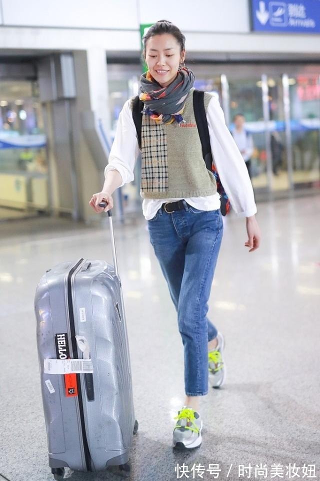 毛大衣|刘雯真是“时髦精”的模板,穿毛大衣叠穿卫衣,满满的国际范