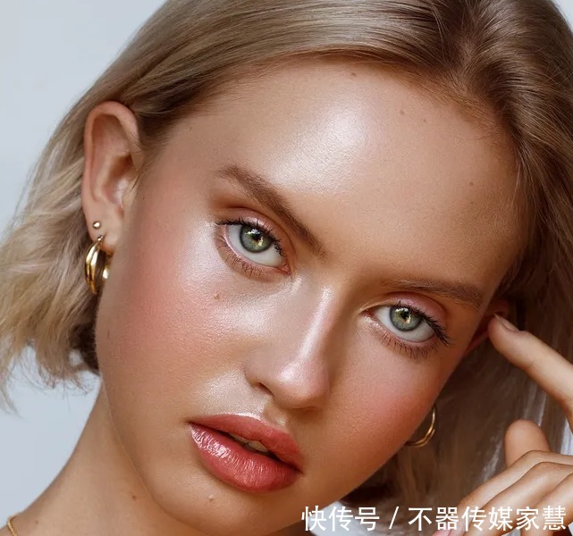 底妆|油性皮肤适合用气垫吗?油性皮肤用散粉还是粉饼好?(揭秘)