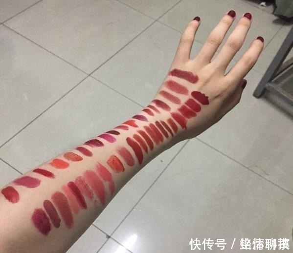 同时段 有种炫富叫口红试色,手背、手臂都不算啥,直接换肤才叫厉害