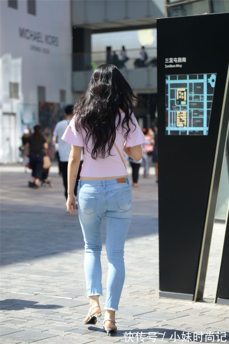 减龄 街拍:美女粉红的半袖,搭配一条中低腰的紧身牛仔裤,时尚又减龄