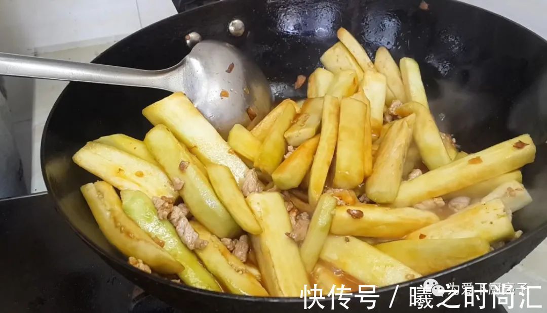 茄子|米饭怎么做才好吃吗,锅里一焖,既有菜又有饭,上桌全家都抢着吃