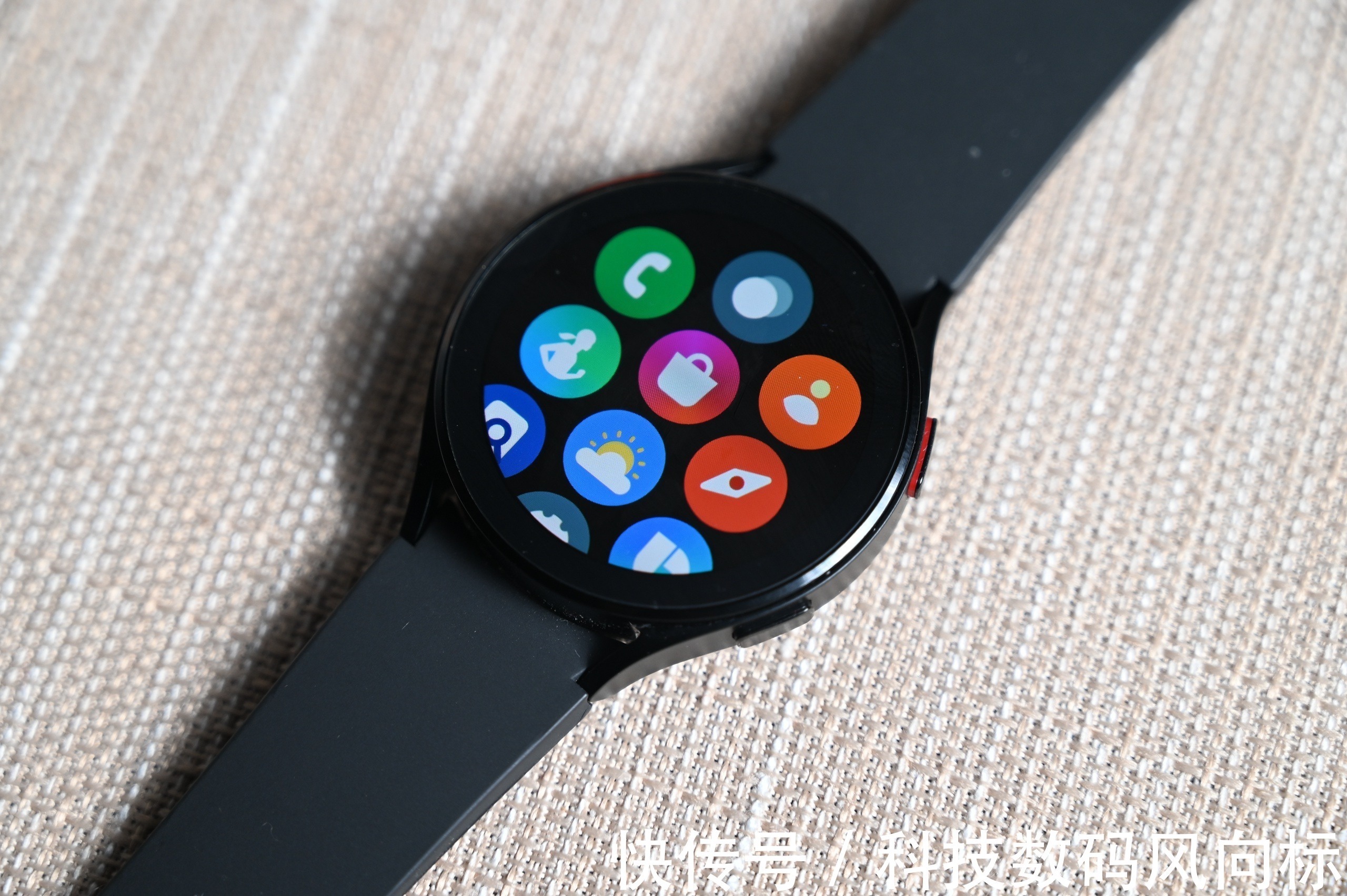 G做工精巧的腕上多面手，运动健康功能是亮点，Galaxy Watch4上手