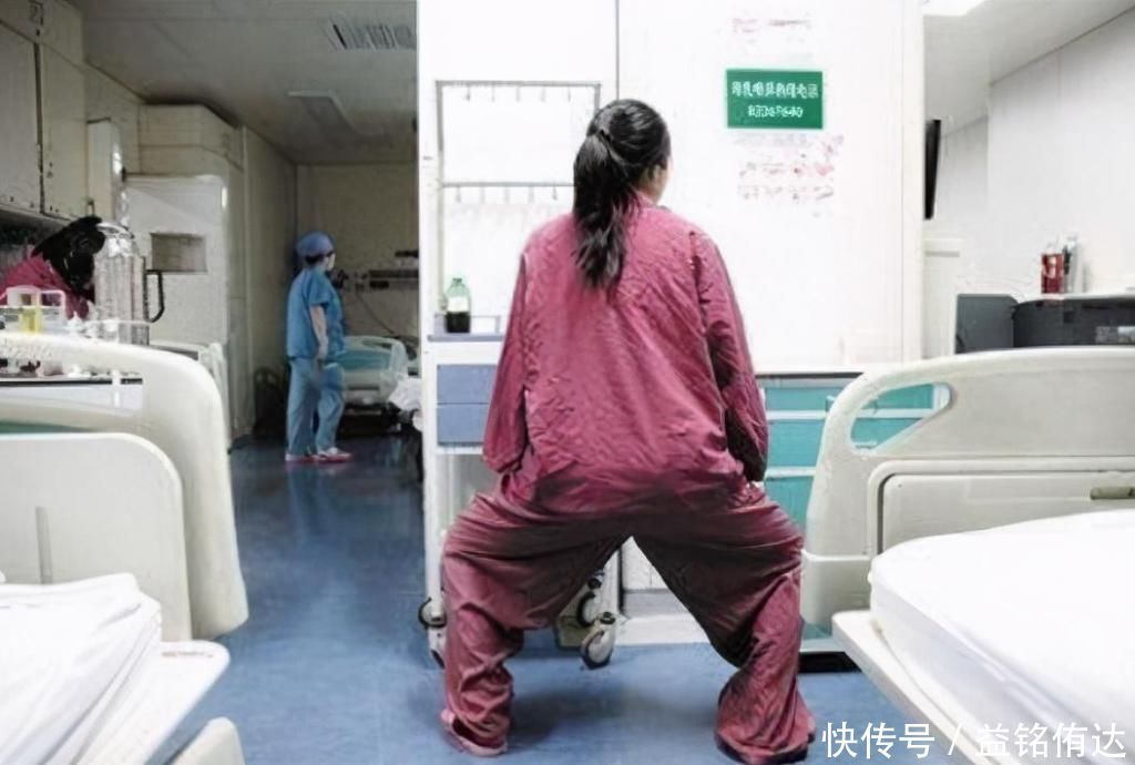 国外产妇直播生娃，不走寻常路用手拽出来，网友：不愧是战斗民族