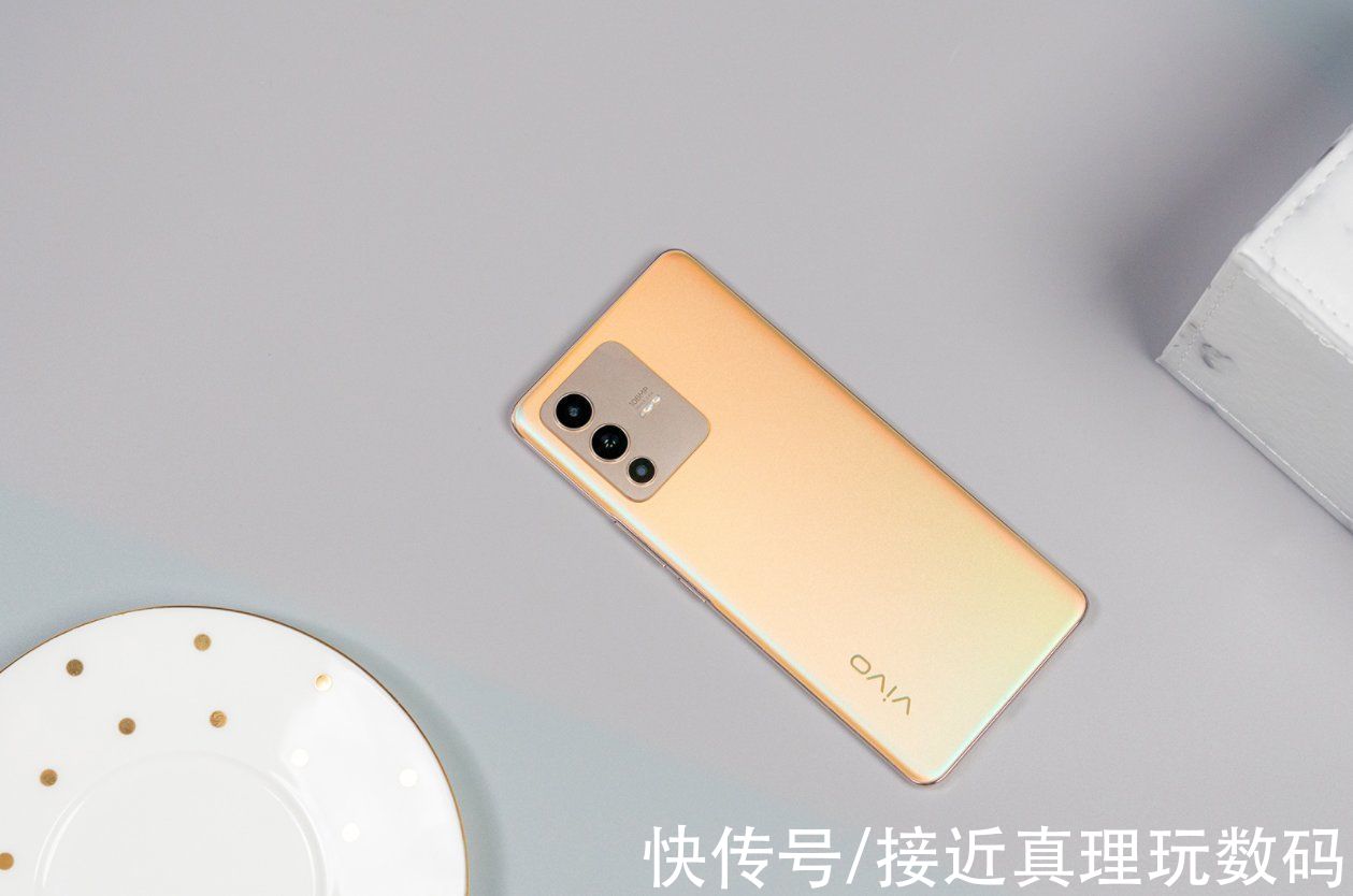 S12Pro|自拍手机卷起来了？vivo S12 Pro挤了“一整管牙膏”