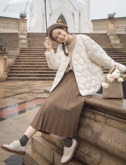 裙装|牛仔裤真烂大街了,这个冬季快穿“过膝半身裙”,比你想象中更遮肉