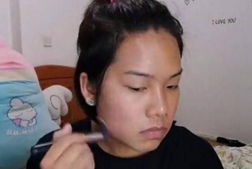 化妆品|被骂“男人婆”,女子愤怒的拿起化妆品,结果出去被骂的更惨了