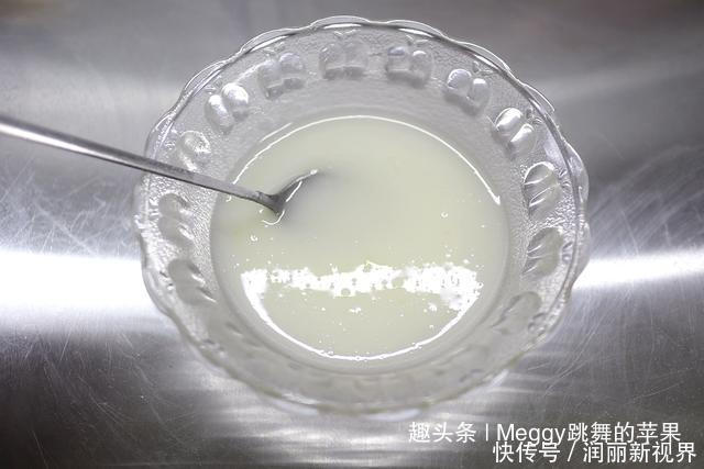 出炉|夏天想吃蛋糕别愁,2个鸡蛋做12个小蛋糕,15分钟出炉,省心快手