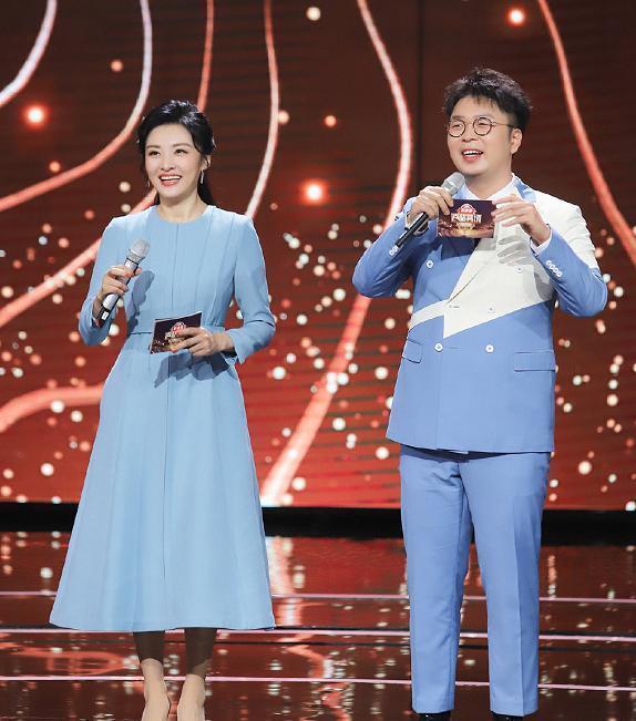 周涛的气质依然在线，穿简单的蓝色连衣裙，虽然朴素但是却抢镜十足