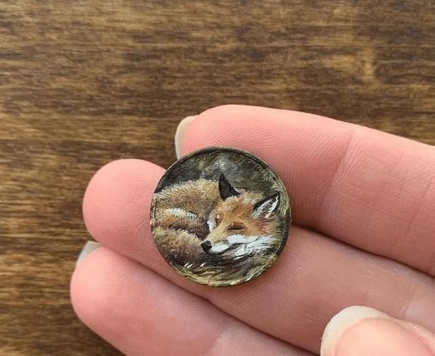 真美艺术家耗时40天,在小小的硬币上,画出了大千世界