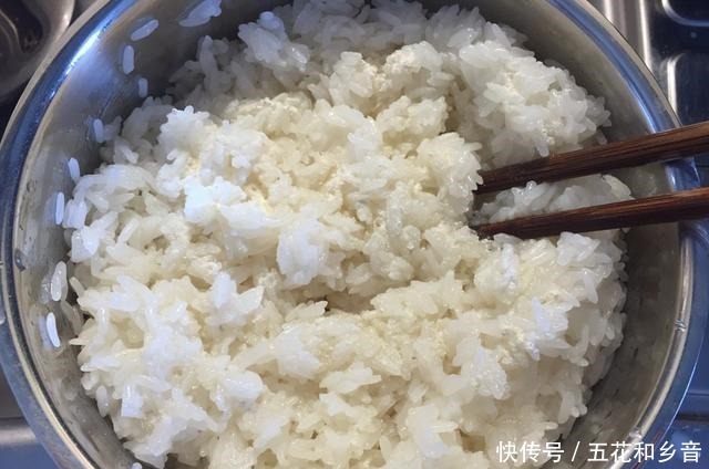 糯米酒这样做,温度掌握好三天就出酒酿,口感顺滑微甜软糯有嚼劲