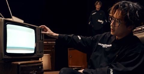 十個薛之謙,抒發(fā)15年的感慨:當(dāng)燈光打在身上,哪有理由不去聲嘶力竭