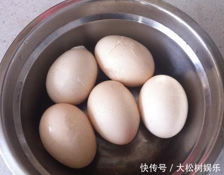 做法|煮鸡蛋,直接下锅煮是大错!学会正确做法,鸡蛋鲜香细嫩好剥壳