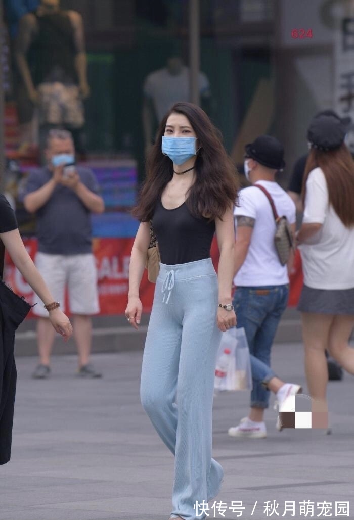 高跟鞋 这姐姐真漂亮，一头波浪长发穿“天蓝”丝绵裤，气质好动人