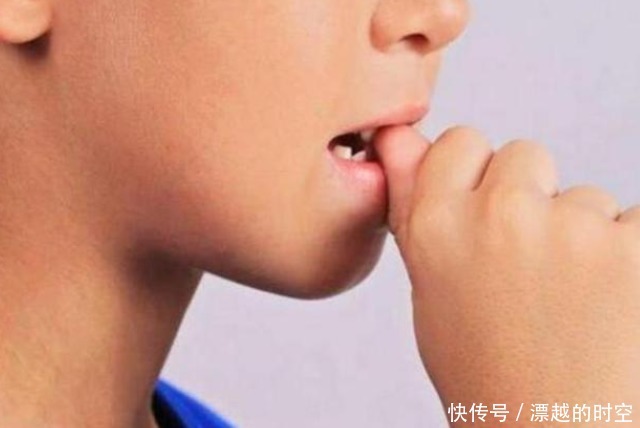孩子|从小爱“咬指甲”的孩子,医生坦言长大后,多半逃不过两种结局