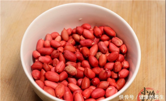 分钟|剥花生米别手抠了,只需一张纸巾,2分钟就剥一大碗,又快不伤手