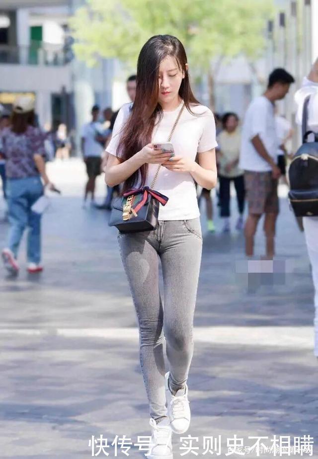 “铅笔腿”过时了,如今流行“酒杯腿”,这么穿才更有韵味!