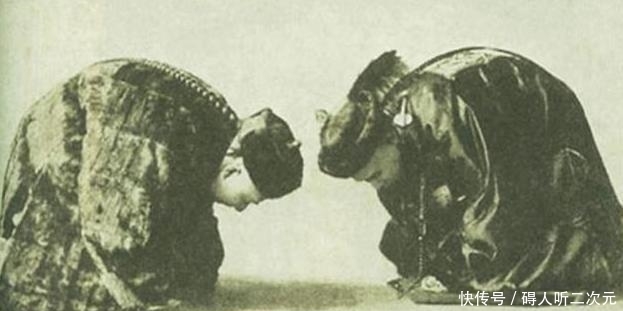 行礼|晚清老照片:义和团义士在刑场被处斩,官员见面磕头行礼!