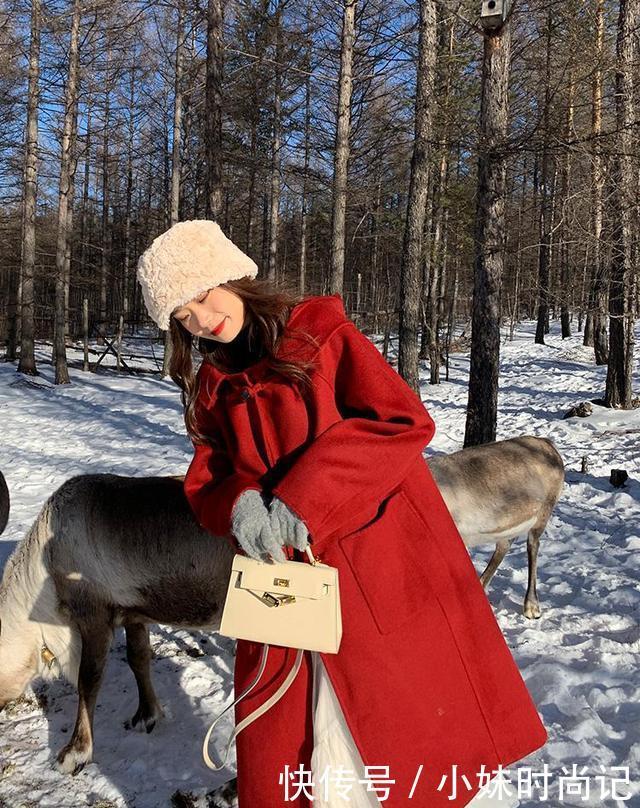 新年必备的红色大衣配什么下装? 今年流行这样搭配, 洋气时髦!