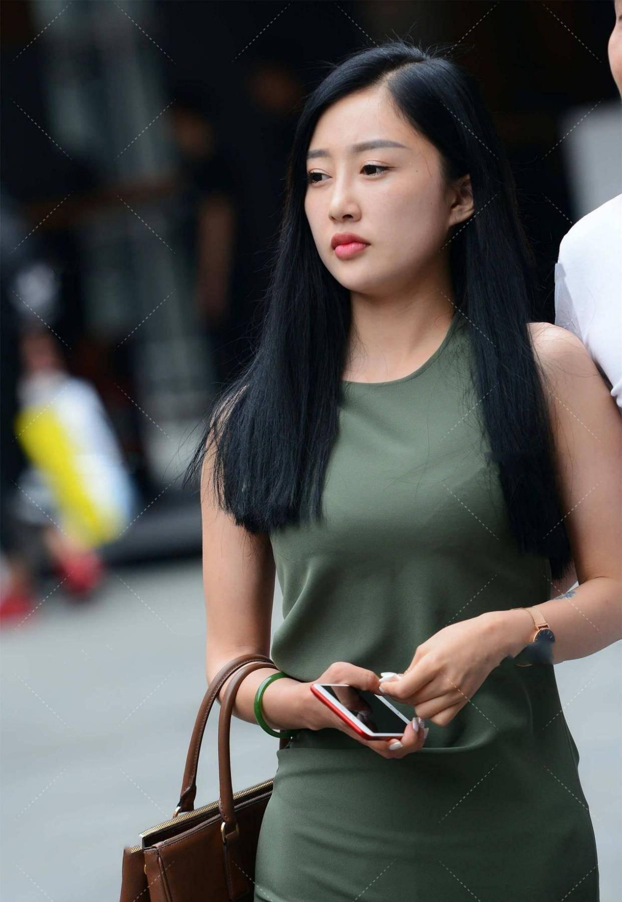 美女|街拍美女:想要高级又洋气,这件简约款连衣裙,不要错过哦