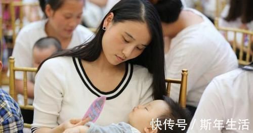 露肩装|“暖男宝宝”火了，宝妈穿露肩装外出，娃担心“走光”不停拉衣服